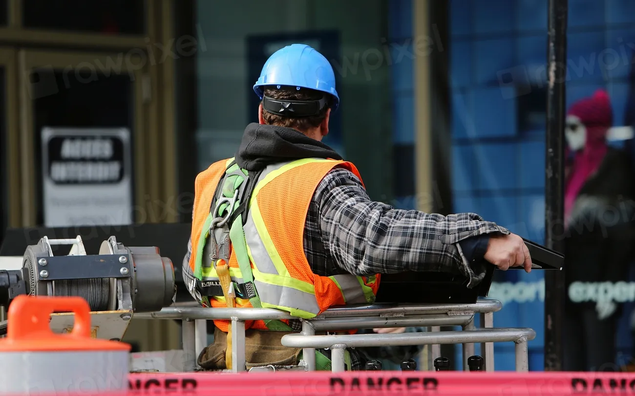 مهندس يراجع المخططات في الموقع